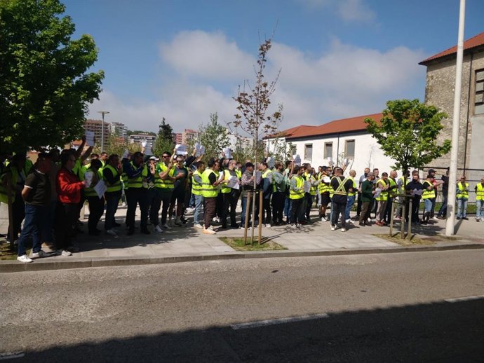 Más de un centenar de policías locales piden la dimisión de Igual frente al Parlamento