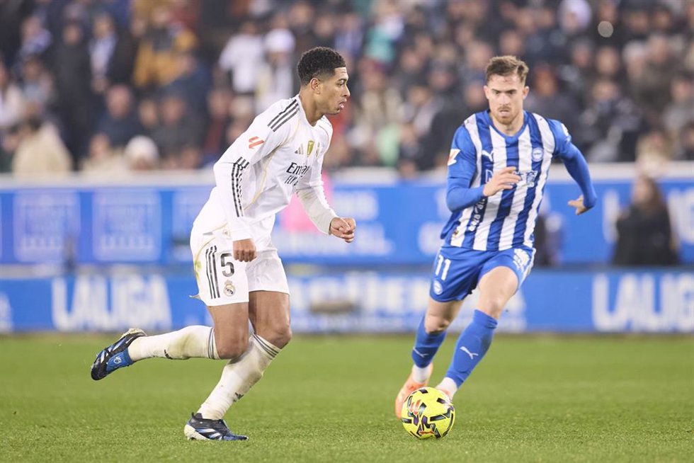 Archivo - El centrocampista inglés Jude Bellingham (Real Madrid CF) conduce el balón ante el delantero del Deportivo Alavés Toni Martínez (dcha), en el encuentro de LaLiga EA Sports 2025-26 disputado en Mendizorrotza.