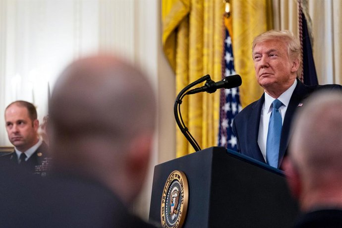 Archivo - HANDOUT - 30 October 2019, US, Washington: US President Donald Trump (R) reacts during a Medal of Honor Ceremony for US Army Master Sgt. Matthew Williams in the East Room of the White House. Photo: Juliana Luz/White House/dpa - ATTENTION: editor
