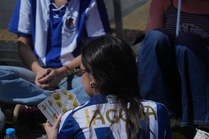 Aficionados realzales esperan a la Real Sociedad para la celebración de su triunfo en la Copa del Rey.