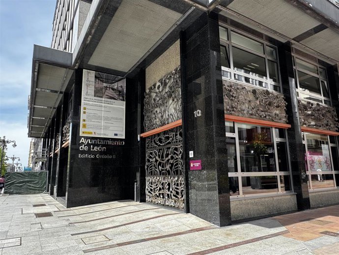 El Ayuntamiento de León inicia los trabajos de restauración del conjunto escultórico de hierro fundido del escultor zamorano José Luis Alonso Coomonte que decora la portada del edificio consistorial de la avenida Ordoño II.