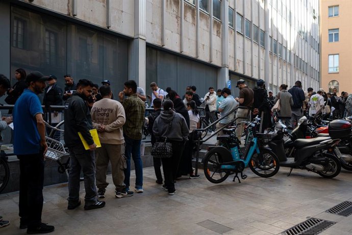 Varias personas hacen cola en una oficina de atención al ciudadano, a 20 de abril de 2026, en Barcelona, Cataluña (España). 