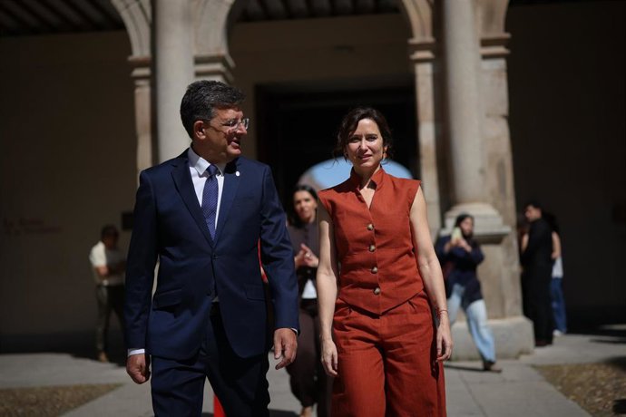 La presidenta de la Comunidad de Madrid, Isabel Díaz Ayuso,y el nuevo rector de la Universidad de Alcalá, Carmelo García, en la Universidad de Alcalá, a 20 de abril de 2026, en Alcalá de Henares, Madrid (España).