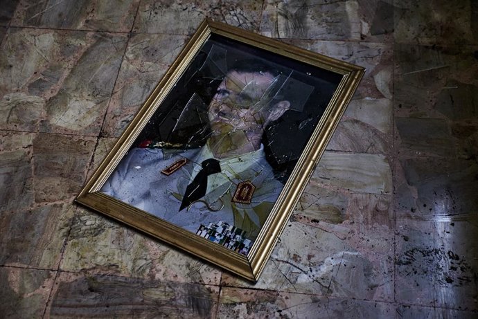 Archivo - Arquivo - 18 de dezembro de 2024, Damasco, Síria: Damasco, 18 de dezembro de 2024 - Um retrato de Bashar al-Assad, retirado da parede e pisoteado, em um corredor da antiga Divisão Palestina da polícia secreta. Este complexo, no qual atos de tort