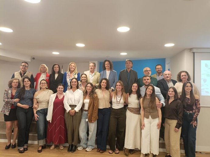Foto de familia de residentes de Cádiz que han expuesto sus trabajos de investigación tras finalizar sus prácticas formativas en centros sanitarios de la provincia de Cádiz