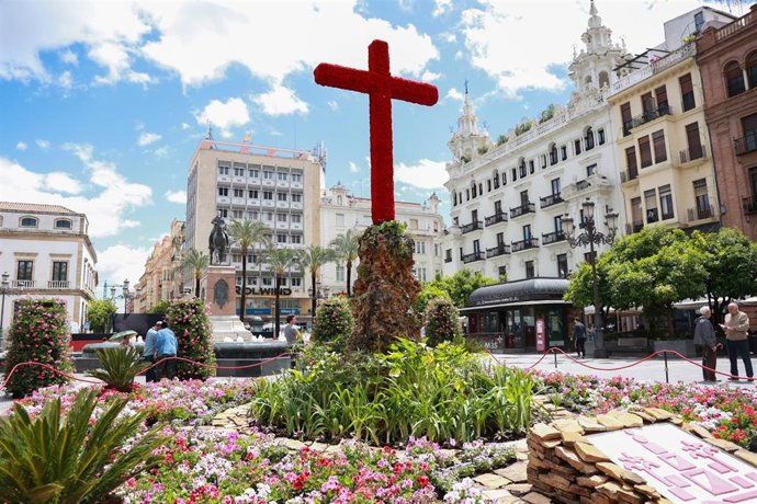Archivo - La Cruz de mayo del Ayuntamiento de Córdoba en la Plaza de las Tendillas, para dar la bienvenida al Mayo Festivo con sus cruces, patios, feria y romerías.
