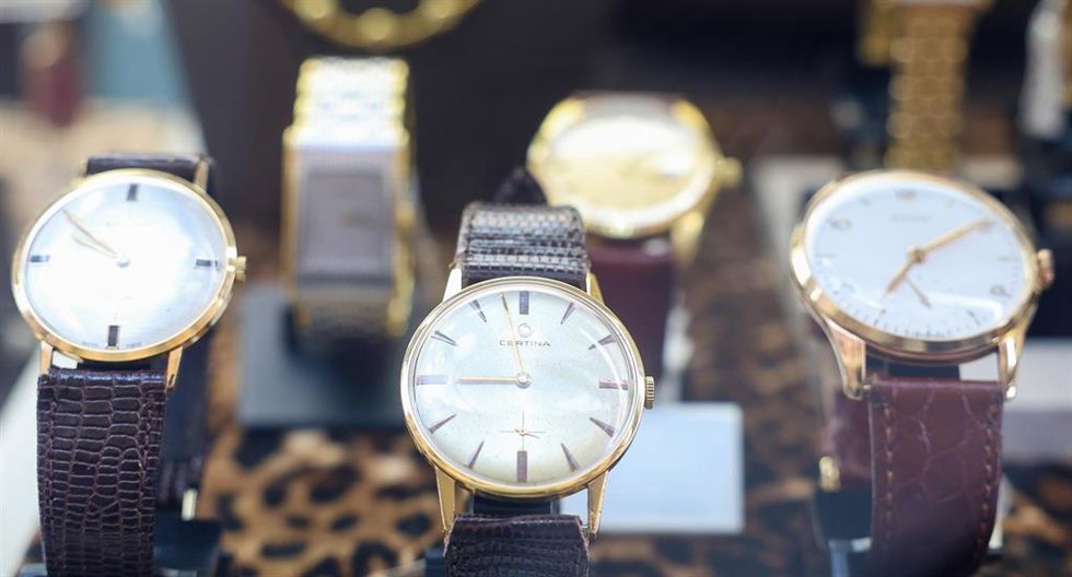 Archivo - Relojes en un escaparate, a 27 de marzo de 2025, en Madrid (España).