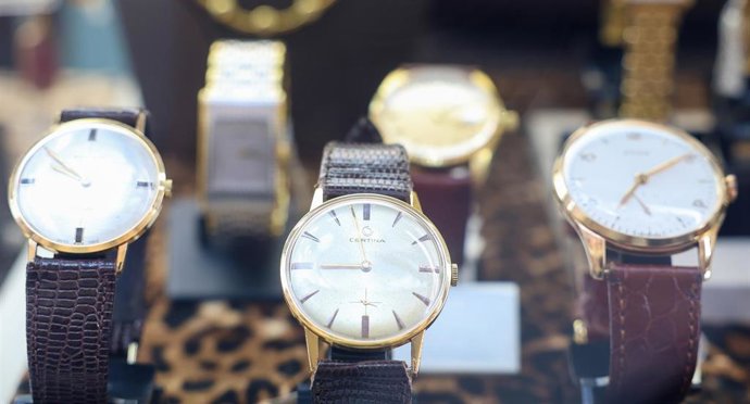 Archivo - Relojes en un escaparate, a 27 de marzo de 2025, en Madrid (España). El cambio de hora es una práctica establecida en la mayoría de los países europeos con el objetivo de aprovechar mejor la luz solar y reducir el consumo energético. Sin embargo