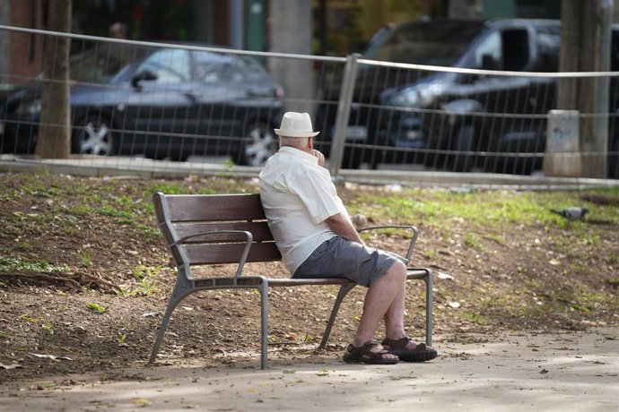 Archivo - Una persona sentada en un banco, a 17 de septiembre de 2025, en Barcelona, Catalunya (España). Cataluña afronta un marcado envejecimiento de su población: el 19,7 % de los habitantes tiene más de 65 años (alrededor de 1,6 millones de personas), 