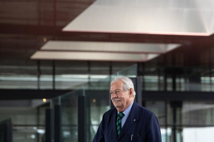 El escritor y académico mexicano Gonzalo Celorio, Premio Cervantes 2025, mantiene un encuentro con los medios de comunicación en el Museo Nacional Centro de Arte Reina Sofía, a 20 de abril de 2026, en Madrid (España). El galardonado ha sido presentado a l