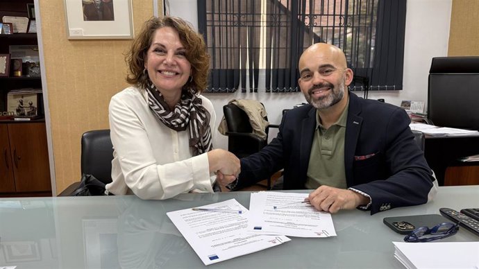La directora de Cáritas Diocesana de Almería, María Carmen Torres, y el presidente de la FAAM, Valentín Sola, tras la firma del convenio de colaboración.