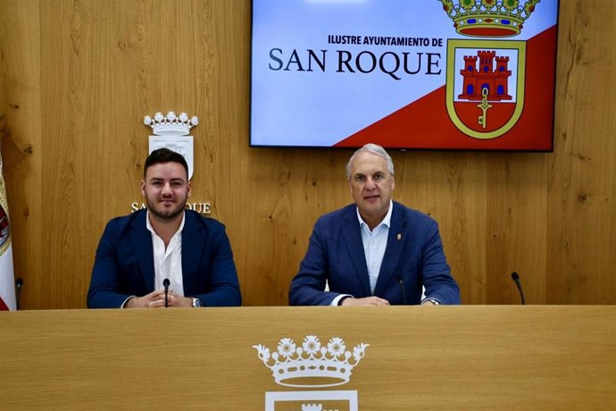 El alcalde de San Roque junto al concejal de Hacienda.