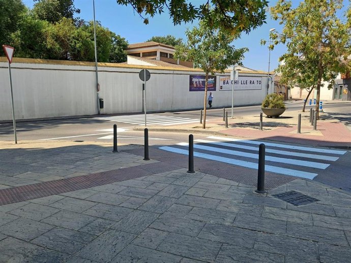 Archivo - Paso de peatones repintado cerca de un colegio en Jerez.