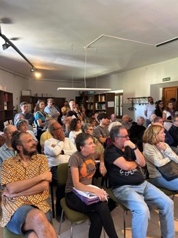 Vecinos de Estellencs acuden a la asamblea para debatir sobre el plan general urbanístico.