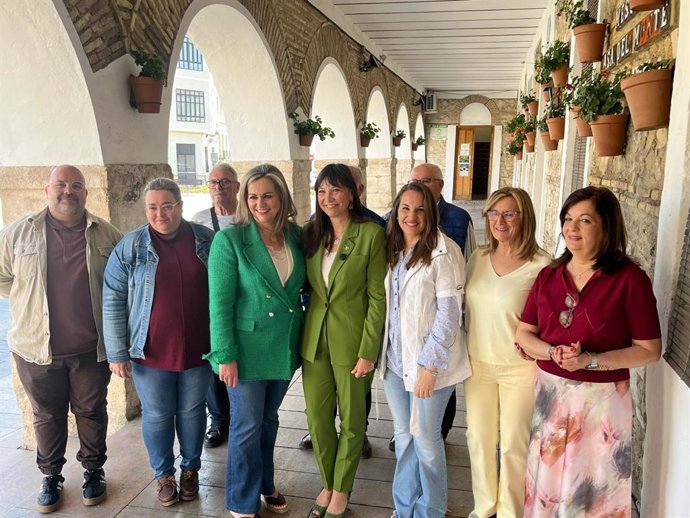 Victoria Fernández (centro), con cargos públicos y orgánicos del PSOE en Baena.