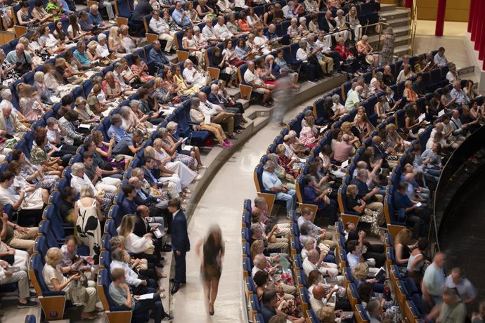 Archivo - Imagen de archivo del público en el Palacio de Festivales en un espectáculo del FIS