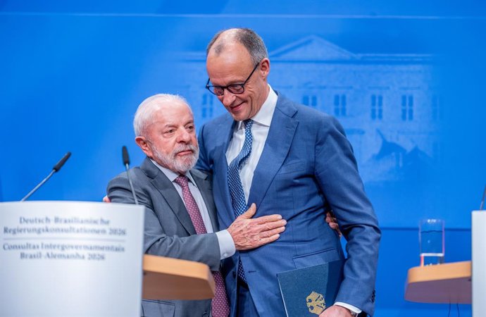 20 de abril de 2026, Baixa Saxônia, Hanôver: O presidente do Brasil, Lula da Silva, abraça o chanceler alemão Friedrich Merz durante uma coletiva de imprensa conjunta após a reunião de consultas intergovernamentais entre a Alemanha e o Brasil no Palácio d