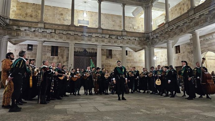 Tuna de la Universidad de León (ULE) rondando en el patio del Colegi de Anaya de Salamanca.