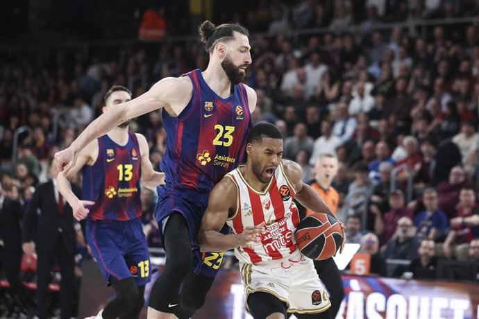 Jared Butler del Estrella Roja y Tornike Shengelia del Barça en acción durante el partido de la jornada 34 de la Euroliga disputado en el Palau Blaugrana