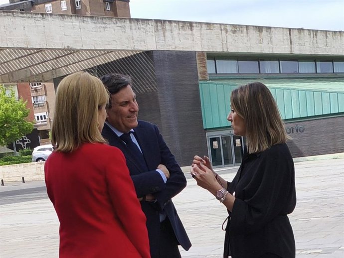 El consejero de Economía y Hacienda de Castilla y León en funciones y portavoz de la Junta, Carlos Fernández Carriedo,conversa con la presidenta del Clúster de la Construcción Eficiente de Castilla y León Aeice, Estíbaliz González.