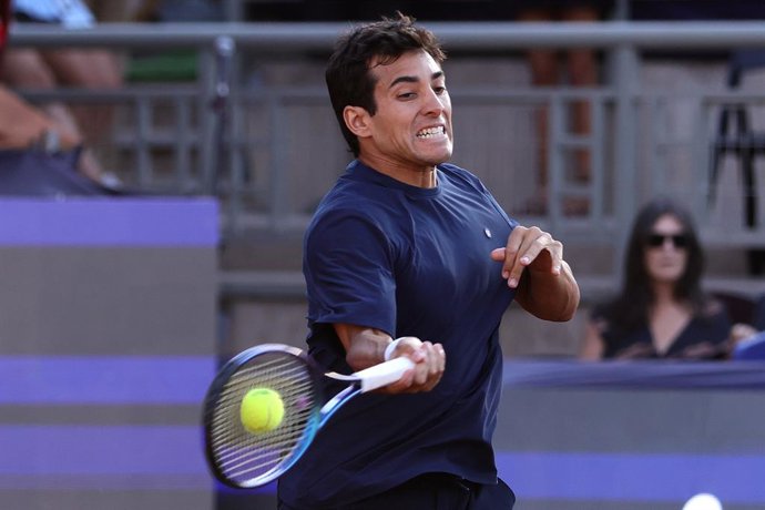 Tenis, Juan Cerundolo vs Crisitan Garin El tenista Crisitan Garin de Chile regresa la bola en contra de Juan Cerundolo de Argentina por el ATP 250 de Santiago  2024 en el Club Deportivo San Carlos de Apoquindo en Santiago, Chile. 24/02/2026 Felipe