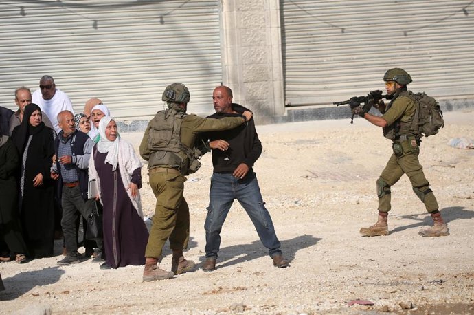 Arxiu - Població palestina desplaçada junt amb militars israelians a Cisjordània (arxiu)