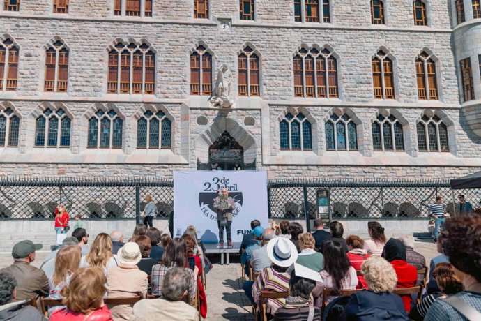 Archivo - Imagen de la celebración de San Jorge en anteriores ediciones en el Museo Casa Botines Gaudí de León.