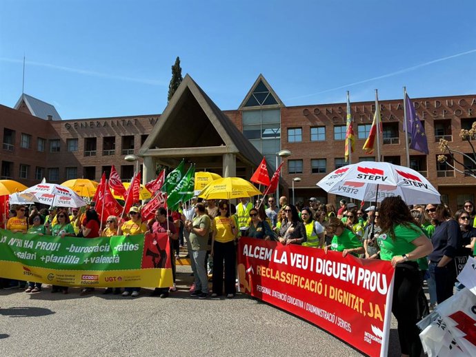 Concentració de sindicats abans de la celebració de la Mesa Sectorial d'Educació