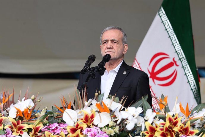 Archivo - Arquivo - 11 de fevereiro de 2026, Teerã, Irã: O presidente iraniano MASOUD PEZESHKIAN discursa durante uma celebração que marca o 47º aniversário da Revolução Islâmica em Teerã. Este aniversário comemora a revolução de 1979, durante a qual a mo