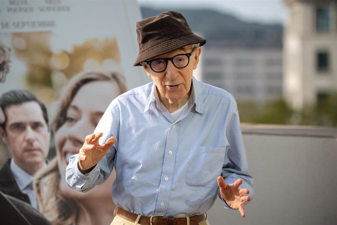 Archivo - El director de cine Woody Allen posa en el photocall de la película ‘Cuestión de suerte’, en el hotel ME Barcelona