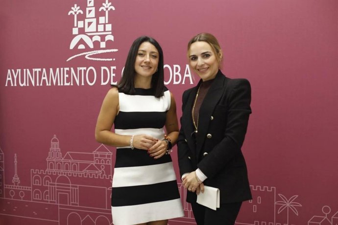 La viceportavoz del gobierno del Ayuntamiento de Córdoba, Cintia Bustos, y la delegada de Cooperación y Solidaridad, Narci Ruiz.