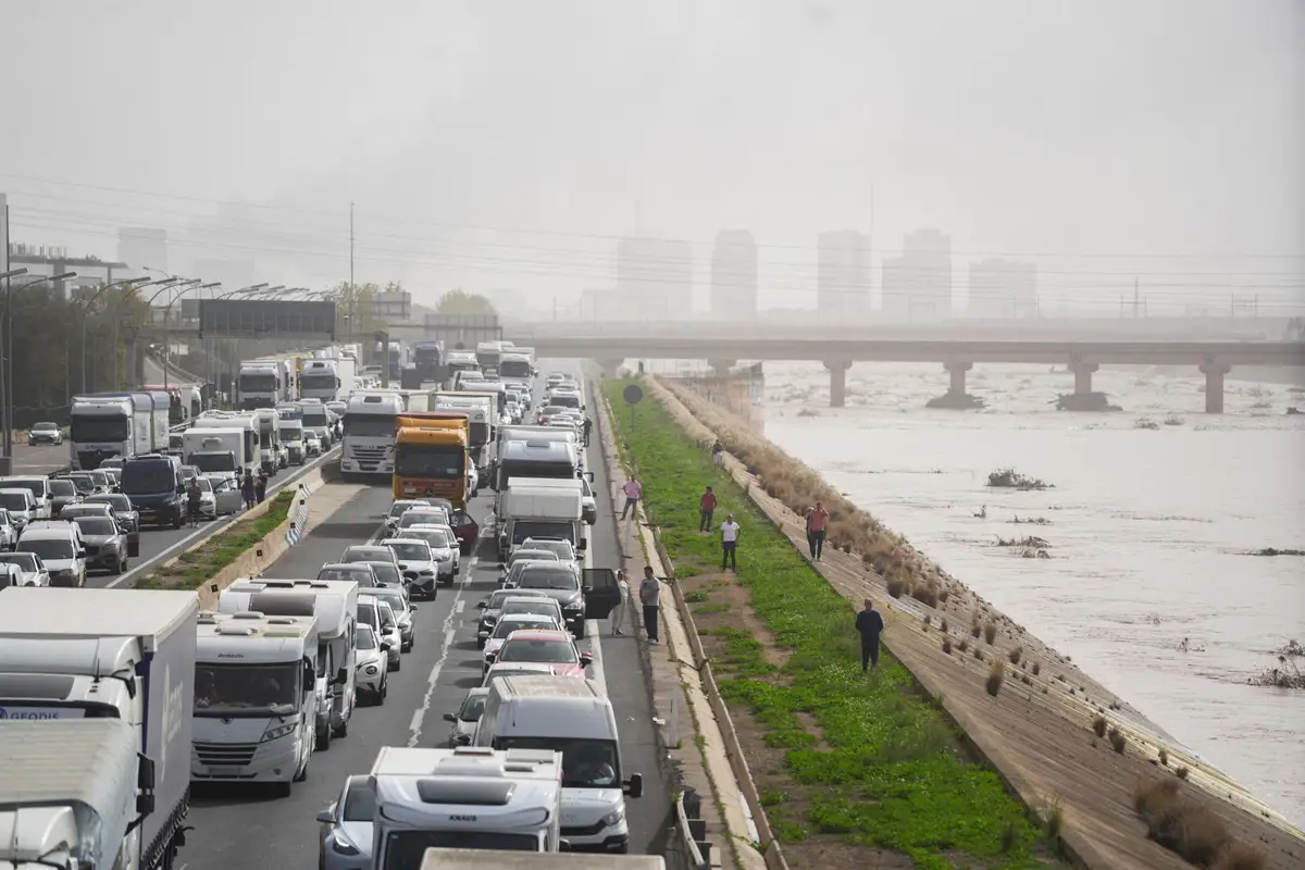 Imagen de archivo de decenas de vehículos atascados en la A3, a 30 de octubre de 2024, en Valencia
