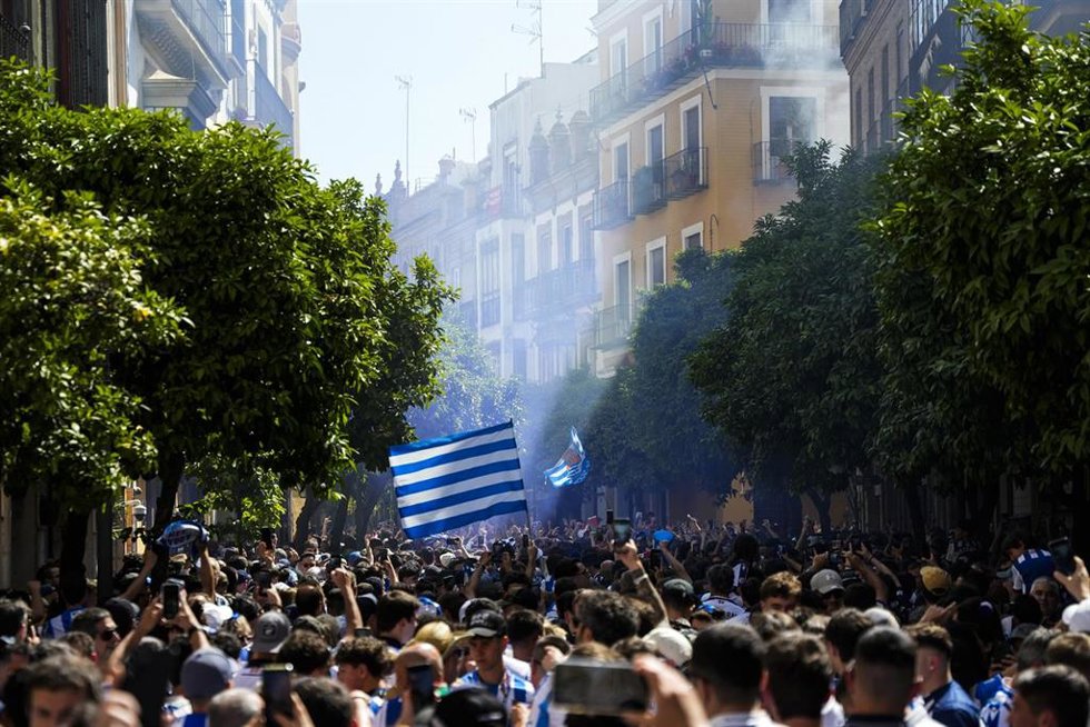 Imágenes de las aficiones del Atlético de Madrid y Real Sociedad en las calles de Sevilla a horas de disputarse la Final de la Copa del Rey. 