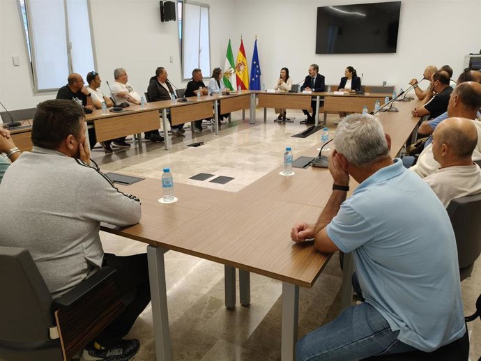 Un momento de la reunión entre los representantes sindicales de los gruistas y los responsables de la Junta (al fondo).