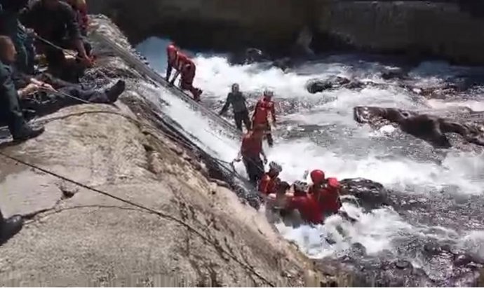 Complejo rescate de un hombre con la pierna atrapada entre rocas en el Pas tras ser succionado por un sifón