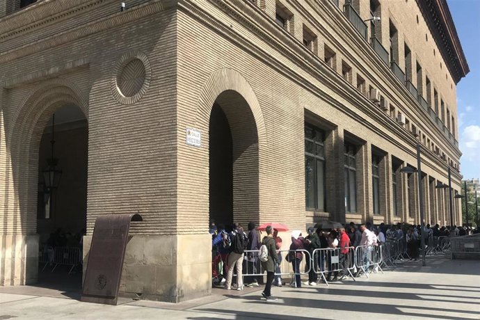 Fila de personas inmigrantes a las puertas del Ayuntamiento para solicitar acogerse a la regularización extraordinaria