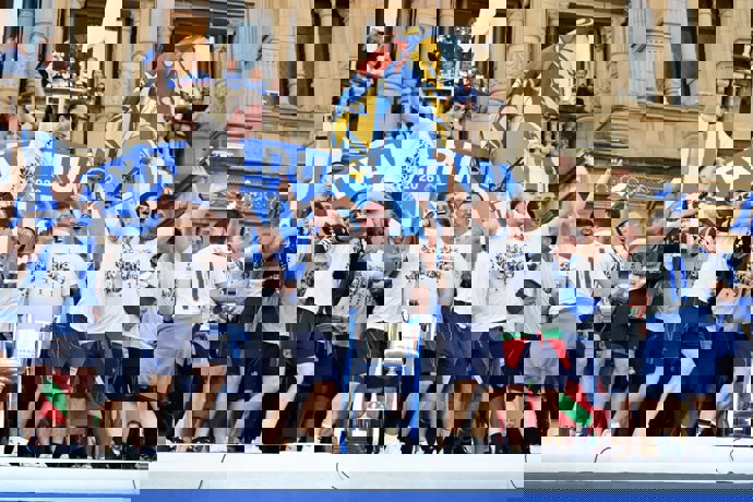 Jugadores de la Real Sociedad celebrando la Copa del Rey en San Sebastián