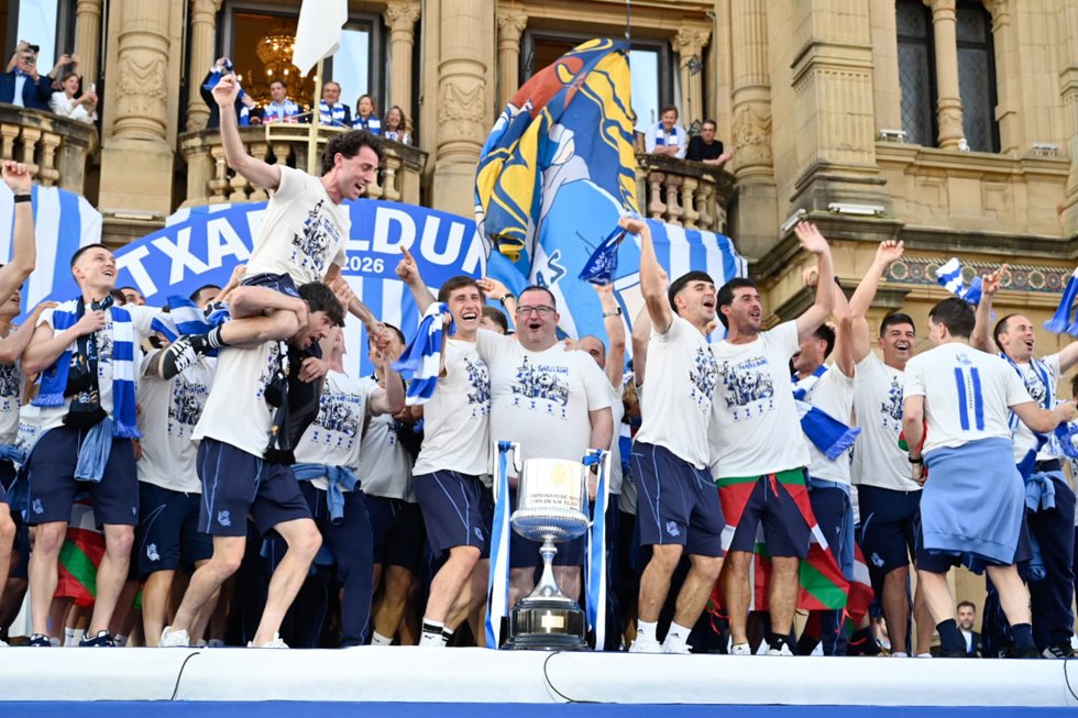 Jugadores de la Real Sociedad celebrando la Copa del Rey en San Sebastián