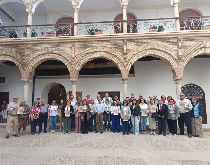 Foto familiar de los premiados en el Concurso de Belenes 'Ciudad de Jaén'.