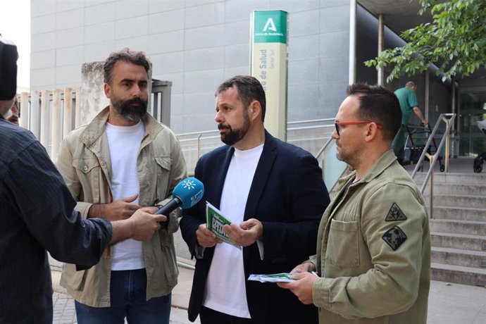 Mariano Poyato (centro) atiende a los medios ante el Centro de Salud del Sector Sur.