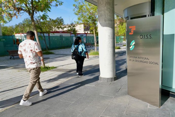 Varias personas en la oficina integral de la Seguridad Social, a 20 de abril de 2026, en Valladolid, Castilla y León (España).