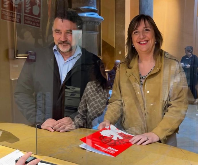 La portavoz del grupo municipal del PSOE en el Ayuntamiento de Zaragoza, Lola Ranera, presenta un escrito ante la Justicia de Aragón, Concepción Gimeno, sobre el proceso de regularización extraordinaria de inmigrantes