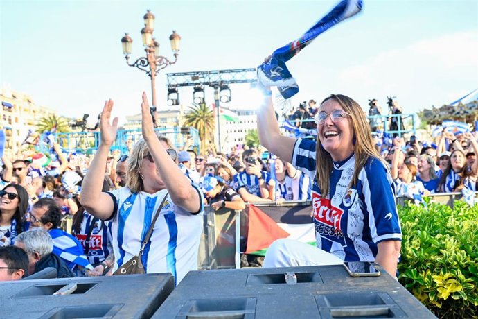 Aficionados de la Real Sociedad celebrando el triunfo de la Copa del Rey en San Sebastián