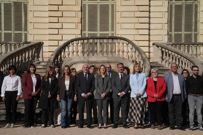 El delegado del Gobierno en Catalunya, Carlos Prieto, la consellera de Derechos Sociales de la Generalitat, Mònica Martínez Bravo y la consellera de Igualdad, Eva Menor, ofrecen declaraciones antes de una reunión, a 20 de abril de 2026, en Barcelona.