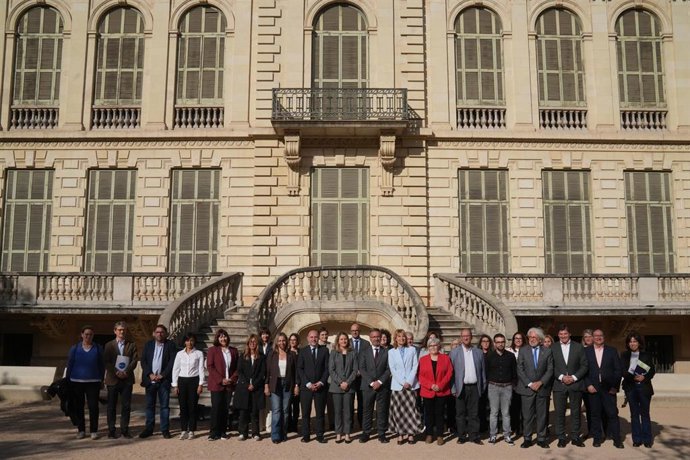 El delegado del Gobierno en Catalunya, Carlos Prieto, la conseller de Derechos Sociales, Mònica Martínez Bravo, la consellera de Igualdad, Eva Menor, y el conseller de Política Lingüística, Francesc Xavier Vila, con el resto de asistentes