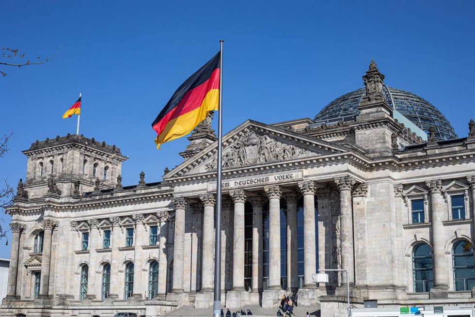 Bandera de Alemania frente al Bundestag de Berlín (archivo)