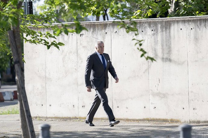 O ex-tesoureiro do PP, Luis Bárcenas, ao chegar ao Tribunal Nacional, em 20 de abril de 2026, em San Fernando, Madri (Espanha). O caso Kitchen investiga a suposta operação do Ministério do Interior para obter informações confidenciais do ex-tesoureiro