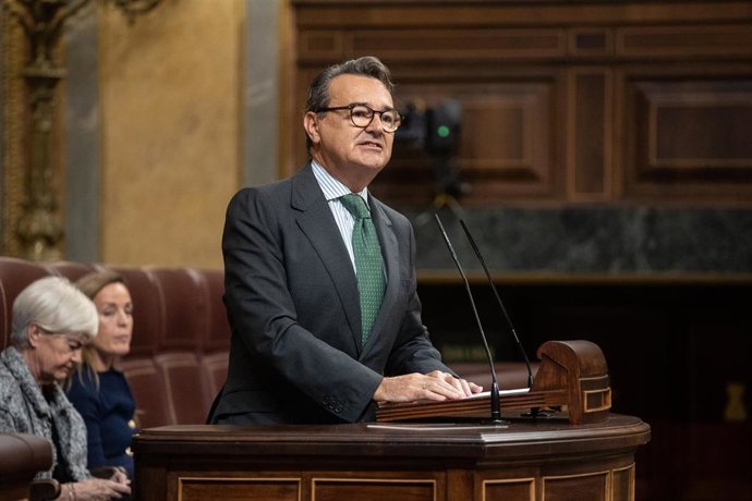 Archivo - El diputado del PP Agustín Conde interviene durante una sesión plenaria en el Congreso de los Diputados, a 15 de octubre de 2024, en Madrid (España). 
