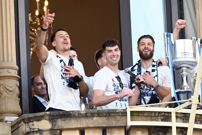Jugadores de la Real Sociedad en el recibimiento en San Sebastián tras ganar la Copa del Rey.