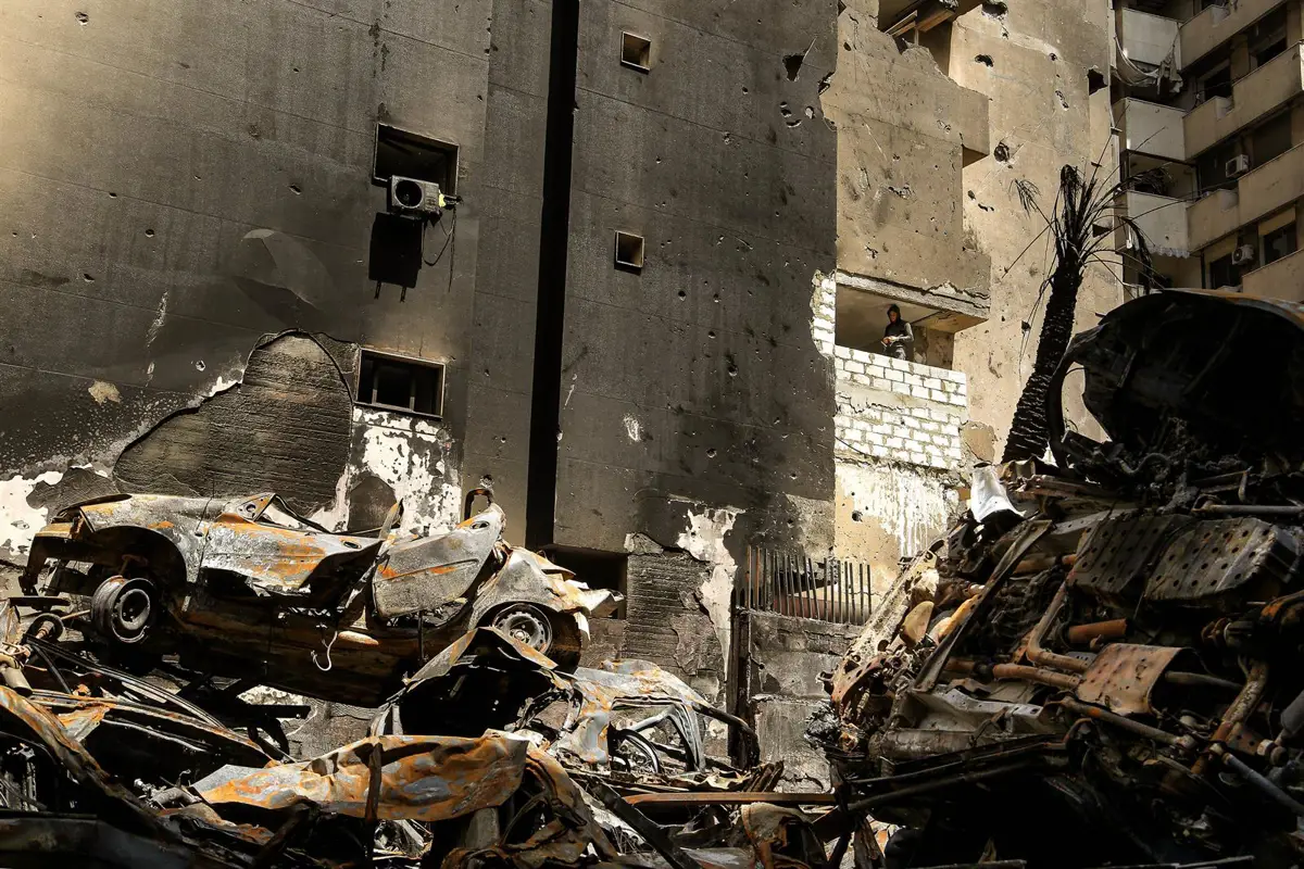 Edificio devastado por un ataque aéreo masivo en Beirut